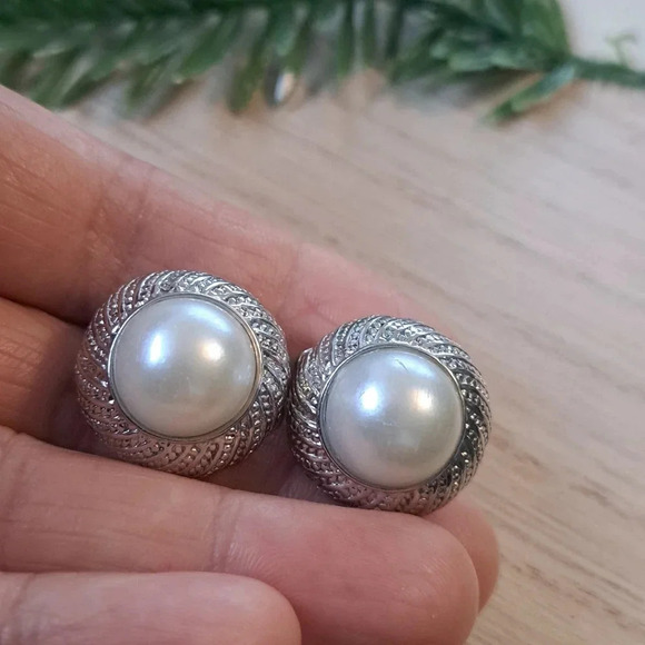 Clip on Silver tone earrings  with pearl accent - Picture 3 of 5